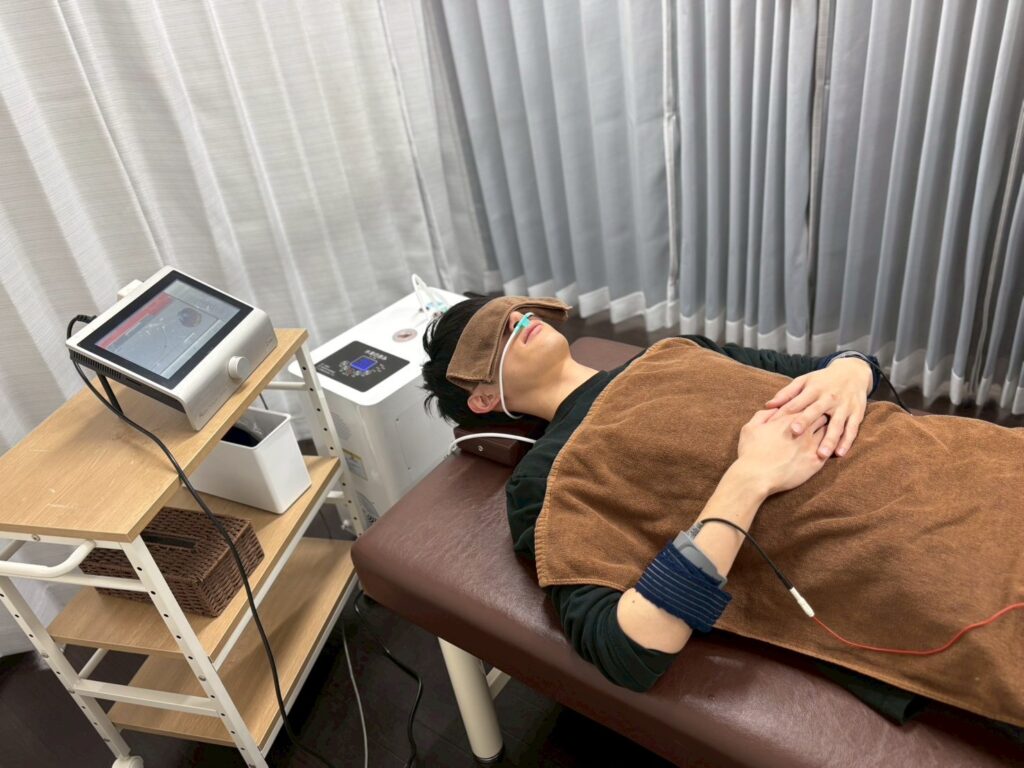 高濃度水素吸入とハイチャージを受ける男性